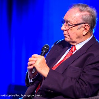 Festiwal Tarnowianie - dzień 3 - Starszy mężczyzna w okularach i garniturze siedzi na fotelu, w rękach trzyma mikrofon.  - Fot. Przemysław Sroka
