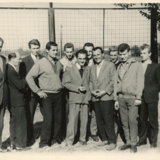 Ludzie - Drużyna sportowa, koniec lat 60. Drugi po lewej Leon Ginalski. Z archiwum Grażyny Kisilewicz.