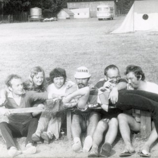 Ludzie - Wychowawcy na terenie obozu kolonijnego. Pośrodku Marek Roś. Na zdjęciu widać namioty, w których spali uczestnicy wyjazdów wakacyjnych. Zdjęcia z lat 1974/1976. Z archiwum Marka Roś. 