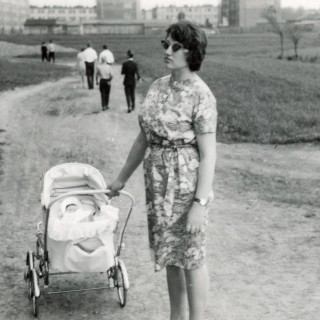 Ludzie - Mama z dzieckiem w wózku na tle osiedla, 1963r. Z archiwum Renaty Zielińskiej. 