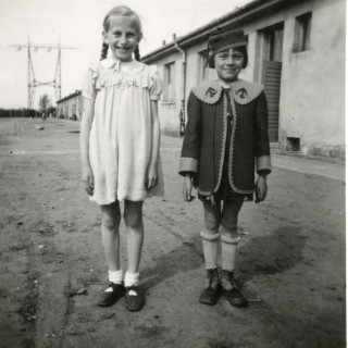 Ludzie - Koleżanki z 3 klasy szkoły podstawowej. Po lewej Krysia Kubiś. Z archiwum Krystyny Hassny. 