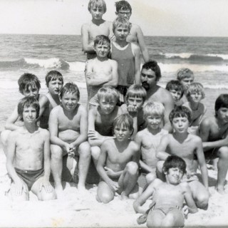 Ludzie - Grupa dzieci kolonijnych nad morzem z panem Markiem Rosiem. Z archiwum Marka Roś. 
