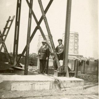 Okres budowy fabryki (1929r.). W tle widać dwie, drewniane chłodnie kominowe, które służyły do odzyskiwania wody. Z archiwum Leokadii Paligi.