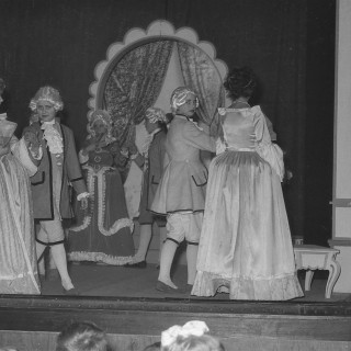 Dziecięca grupa teatralna w wykonaniu "Królewny Śnieżki". Całość przedstawienia- teksty, stroje, scenografia, itd., jest dziełem lokalnej społeczności. Z archiwum Grupy Azoty.