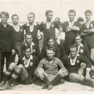 Drużyna piłkarska przed meczem w Brzesku, 1932r. Z archiwum Danuty Rybczyńskiej.