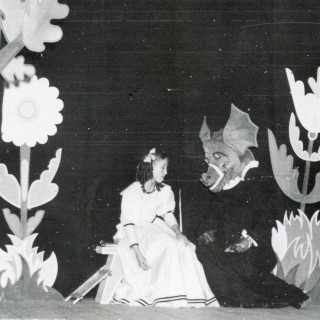 Kultura, sztuka, sport - Grupa dzieci wystawiająca spektakl "Jagienka i smok", 1959r. Z archiwum Marii Słabickiej.