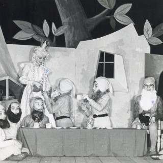 Grupa dzieci wystawiająca "Królewnę Śnieżkę i 7 krasnoludków". Jako królewna Maria Słabicka, 1958/1960r. Z archiwum Marii Słabickiej.