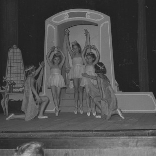 Jedno z pierwszych przedstawień dziecięcej grupy teatralnej, gdzie wykonano taniec na puentach. Z archiwum Grupy Azoty.