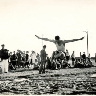 Zawody lekkoatletyczne, Mościce 1938 r. W tle widoczna drewniana hala sportowa. Z archiwum Michała Ligęskiego.