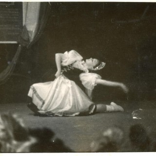 Kultura, sztuka, sport - Czardasz. Janina Białkowska Roszak w wykonaniu tańca czardasza; 1949/1950r. Z archiwum Haliny Malik.