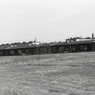 Krajobraz - Powojenne baraki w miejscu obecnego CSM. Były one gorszej jakości niż baraki budowane we wcześniejszych latach. Miały cieńsze ściany, było w nich zimno. Jeden z nich spłonął. Z archiwum Grupy Azoty.