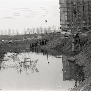 Budowa Hotelu Chemik. Zdjęcie pokazuje trudności z jakimi musieli się zmagać budowniczy, a mianowicie z podmokłym terenem. Z archiwum Grupy Azoty.