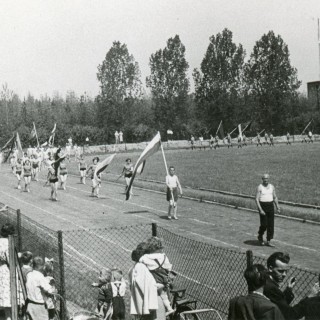 Spartakiada zakładowa 1956r. Sportowcy na stadionie Unii, podczas uroczystego rozpoczęcia spartakiady. Z archiwum Ireny Cebrat.
