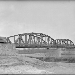 Krajobraz - Most kolejowy na rzece Biała.