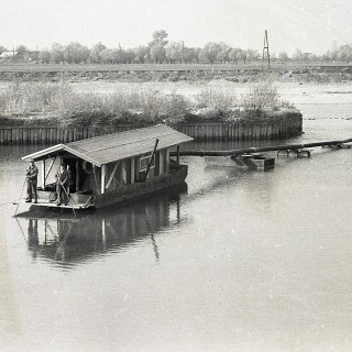 Dunajec w okolicy ośrodka Mewa. Na zdjęciu widać pływającą tratwę, w której znajduje się pompa służąca do odmulania koryta rzeki. Z archiwum Grupy Azoty.