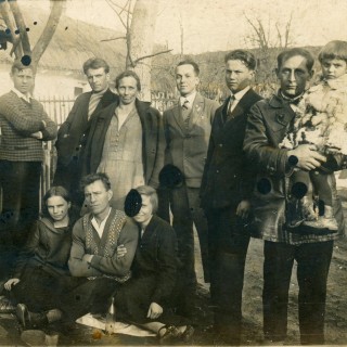 Życie codzienne - Rodzinne spotkanie w Mościcach, 26 lutego 1936, ul. Azotowa. Z archiwum Andrzeja Kota.