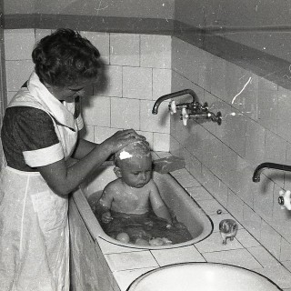 Życie codzienne - Kąpiel w przedszkolu. Z archiwum Grupy Azoty. 