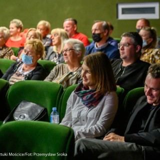 "Wszystkie nasze strachy" - spotkanie z Agatą Łabno - Liczna grupa osób siedzi na widowni. Część z nich serdecznie się uśmiecha. - Fot. Przemysław Sroka