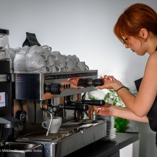 III Festiwal TARNOWIANIE. Konferencja "Sukces po tarnowsku" - Kobieta przygotowuje kawę z palarni kawy Agifa. - Fot: Przemysław Sroka