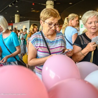 Babski Poniedziałek - Miłość na nowo - Kobiety czytają ulotki BodyArt Project. Przed nimi widać różowe balony. - Fot: Przemysław Sroka