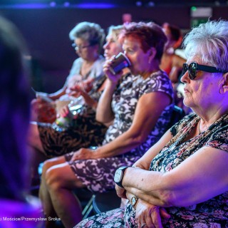 Senior w Centrum - Narodowe Czytanie - "Nad Niemnem" - Cztery kobiety siedzą i w skupieniu słuchają Anny Krakowskiej.  - Fot: Przemysław Sroka