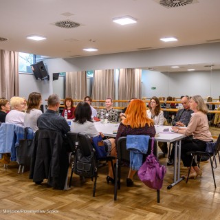 Warsztaty poetyckie Źródło - Uczestnicy warsztatów siedzą dookoła stołu. - Fot: Przemysław Sroka