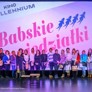 Babski Poniedziałek - Fuks 2 - Kobiety trzymają nagrody w rękach i pozują do zdjęcia z prowadzącymi wydarzenie. Z tyłu wyświetla się logo "Babskie Poniedziałki". - Fot: Przemysław Sroka
