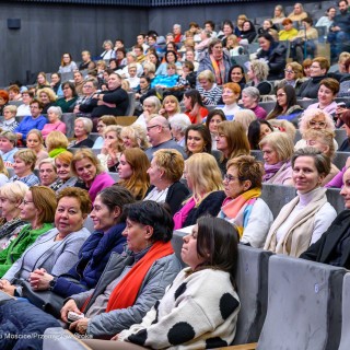 Babski Poniedziałek - Fuks 2 - Kobiety siedzą na widowni. - Fot: Przemysław Sroka