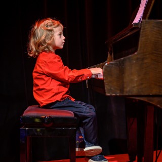 Koncert Pianistów Laboratorium Artystycznego - Chłopiec gra na fortepianie. - Fot: Przemysław Sroka