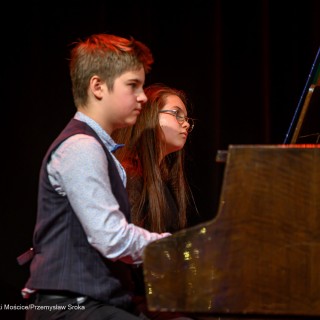 Koncert Pianistów Laboratorium Artystycznego - Dziewczynka i chłopiec grają na fortepianie. - Fot: Przemysław Sroka