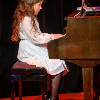 Koncert Pianistów Laboratorium Artystycznego - Dziewczynka gra na fortepianie. - Fot: Przemysław Sroka