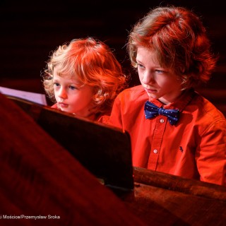 Koncert Pianistów Laboratorium Artystycznego - Dwaj chłopcy grają na fortepianie. - Fot: Przemysław Sroka