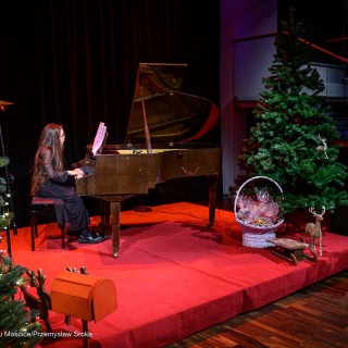 Koncert Pianistów Laboratorium Artystycznego - Dziewczynka gra na fortepianie. - Fot: Przemysław Sroka