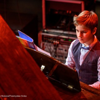 Koncert Pianistów Laboratorium Artystycznego - Chłopiec gra na fortepianie. - Fot: Przemysław Sroka